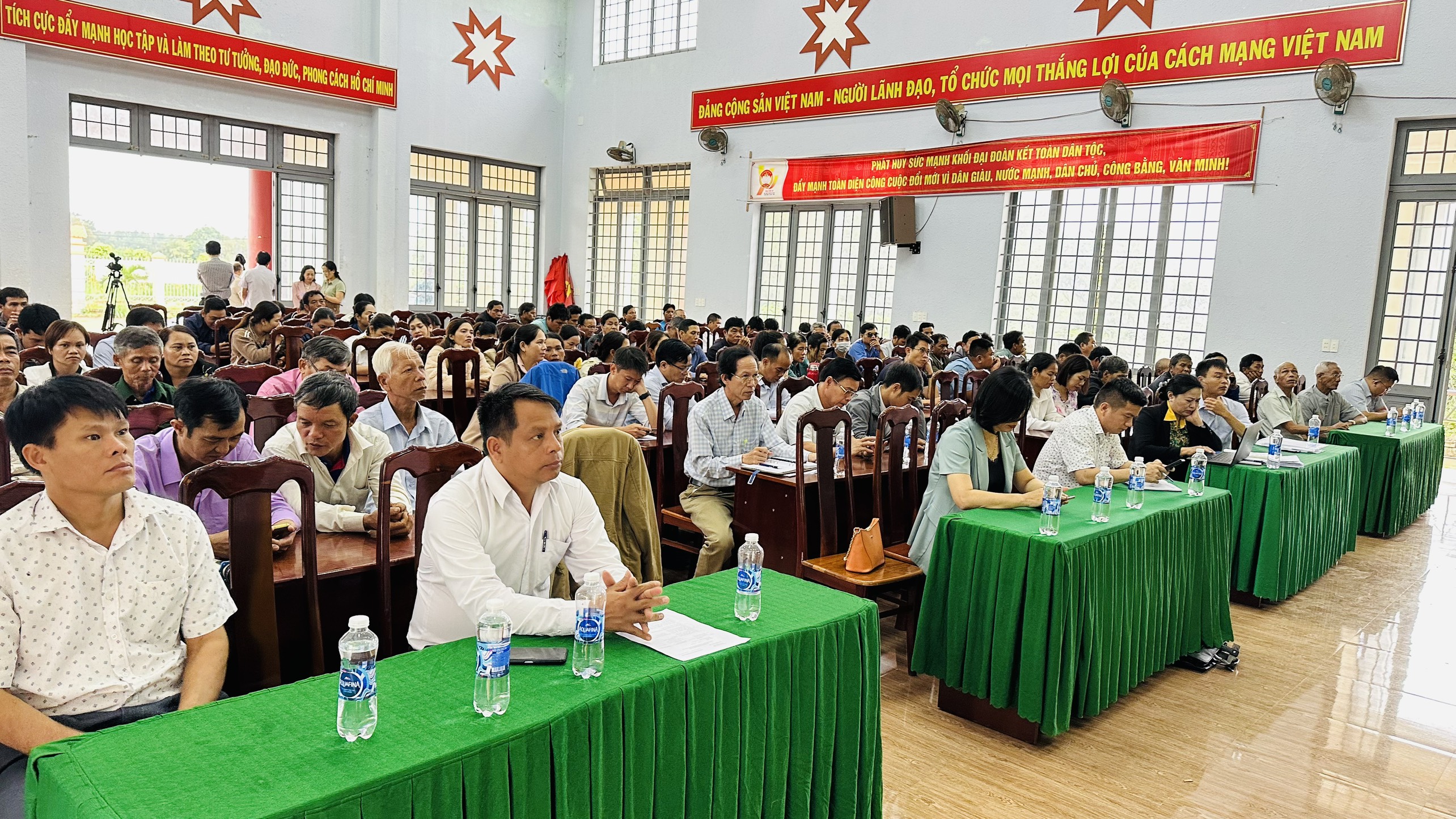 Phát động quần chúng, tuyên truyền, vận động nắm tình hình hệ thống chính trị 16 thôn, buôn trên địa bàn xã DLiê Yang